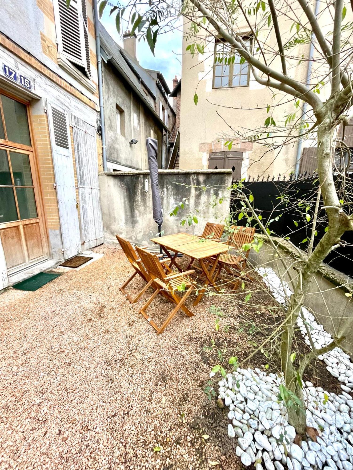 La Maison Des Cours - Wifi - Centre Ville Moulins  Bagian luar foto